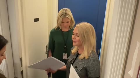 🔥Wow. Press Secretary Karoline Leavitt saying a prayer before walking on stage..