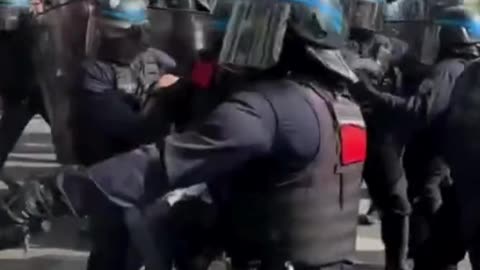 Violentos enfrentamientos en París tras la marcha del 1 de mayo