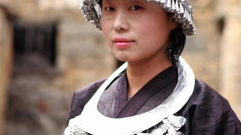 Use cans to reproduce Miao silver jewelry and be a Miao girl