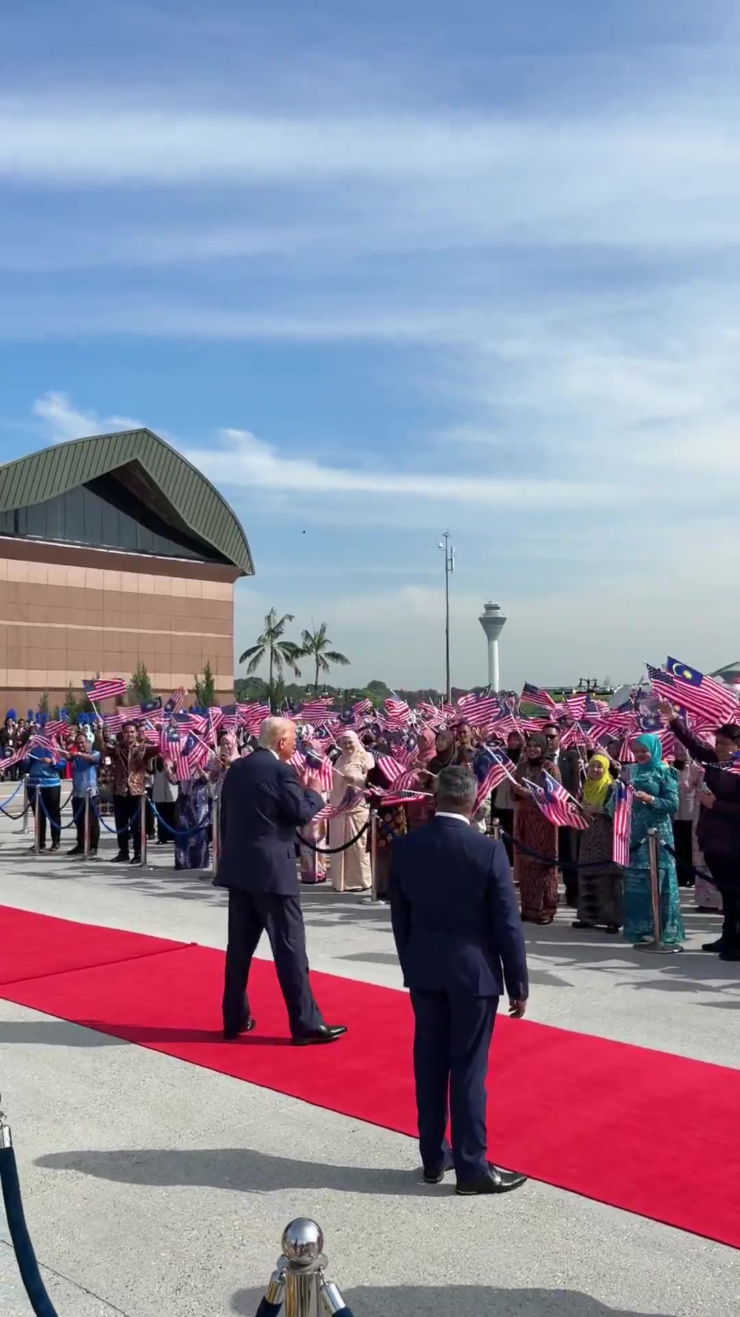 Departure ceremony for President @realDonaldTrump in Malaysia! 🇺🇸🇲🇾