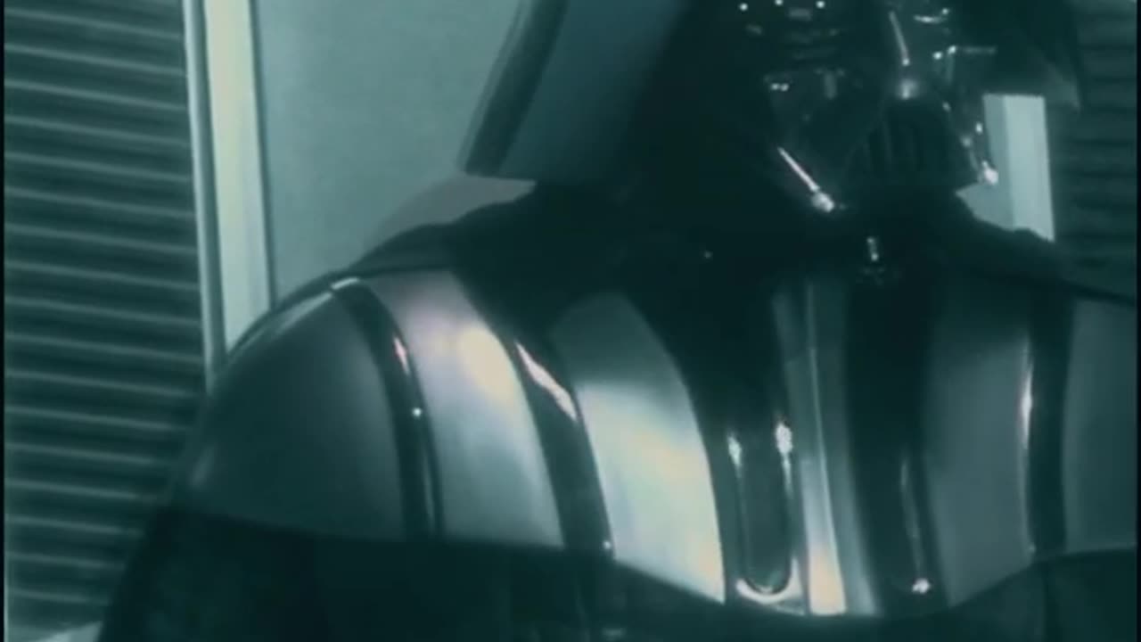 En esta poderosa presenciamos el momento en que Darth Vader emerge, recién transformado en el icóni