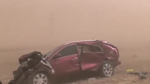 Vientos extremos provocan amontonamiento de autos en Texas