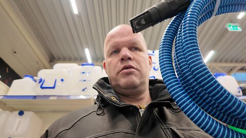 Tööriistamarketis polte valimas.