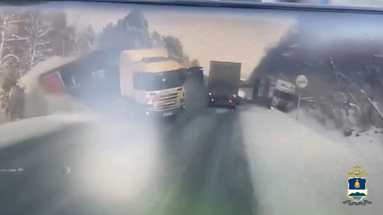 Impactante choque de camiones en Rusia