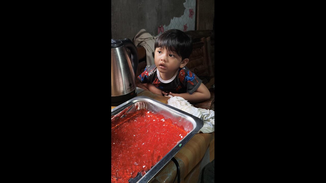 Gipislit pislit ni Grey ang natagak nga gulaman