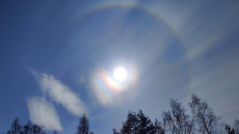 27.4.2025: White trails, sun halo, halo color, weird clouds
