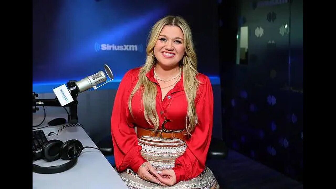 Video Of The Day: Kelly Clarkson Confirms What We All Suspected—That Wink Was No Accident