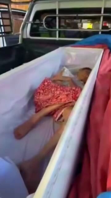 😮 Woman wakes up INSIDE her coffin at her own funeral in Thailand and starts knocking for help.