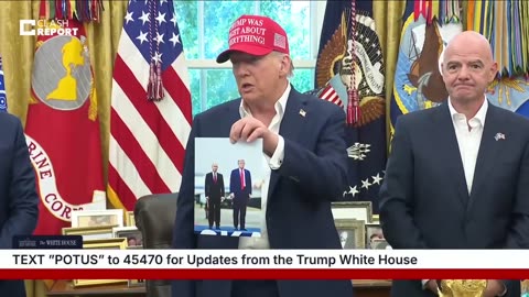 🇺🇸🇷🇺 Trump just gathered everyone in the Oval Office and is bragging about his photo with Putin.