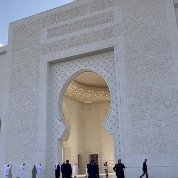 🚨🔥President Trump arrives at the Sheikh Zayed Grand Mosque in UAE