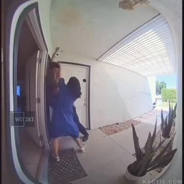 Police officer is assailed with knife when ringing the doorbell - USA