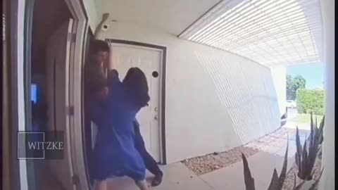 Police officer is assailed with knife when ringing the doorbell - USA