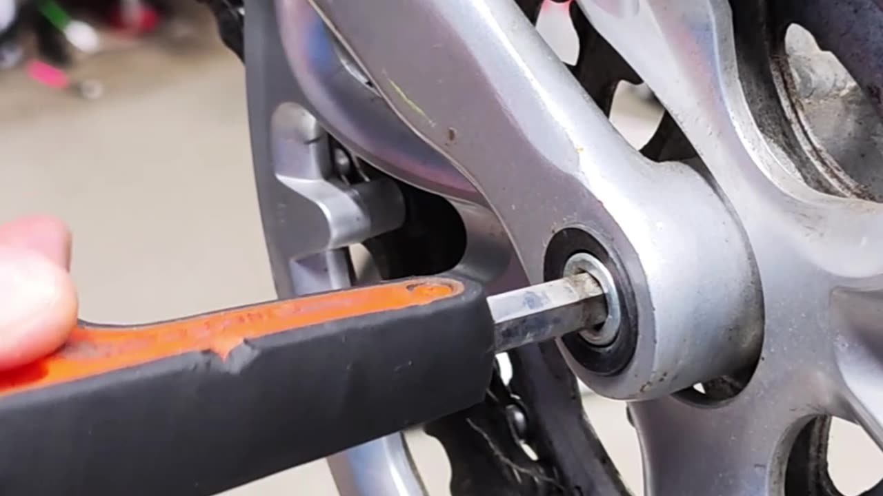 The bottom bracket on my bicycle won't unscrew. How can I solve this problem?