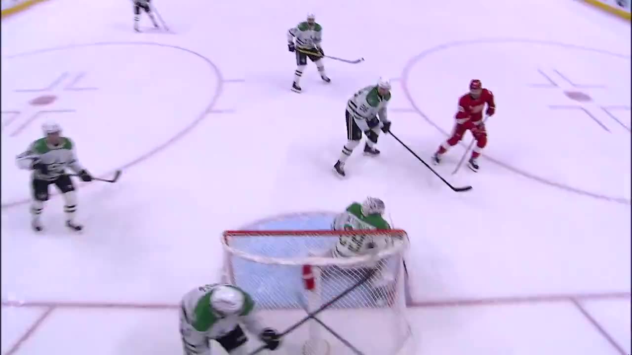 NHL - Patrick Kane makes a beautiful pass to Alex DeBrincat