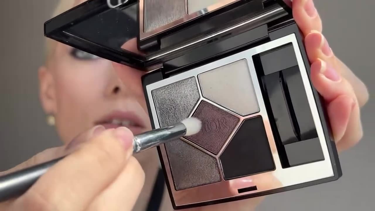 Black Smokey Eye Tutorial (3 Techniques) P10
