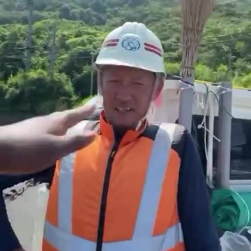 😳 Negress Bothering Hardworking Japanese Civil Workers 🇯🇵