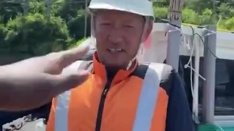 😳 Negress Bothering Hardworking Japanese Civil Workers 🇯🇵