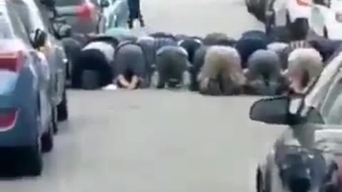 The Spaniard cannot return home because the street is blocked by Muslims who want to pray to Allah