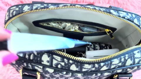 What's in my Dior Medium D-Vibe Bowling Bag Purse. 💕💕💕💕💕💕