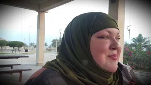 Foodie Beauty Steals A Kitten From Mom Wants Donations,But The Cat That Chose Her Wasn't Good Enough