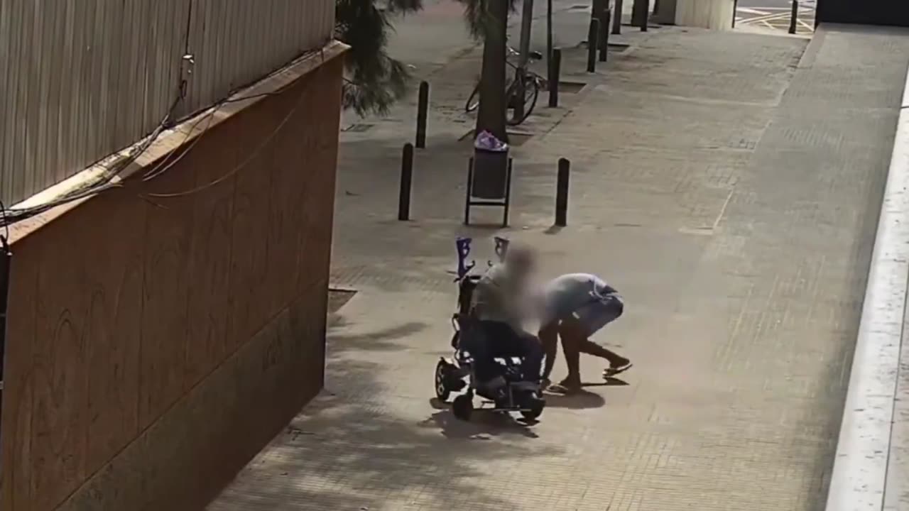 🚨🇪🇸 African asylum seeker in Spain steals gold necklace from a 70 year old