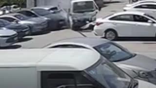 Chófer colisiona contra siete autos en China
