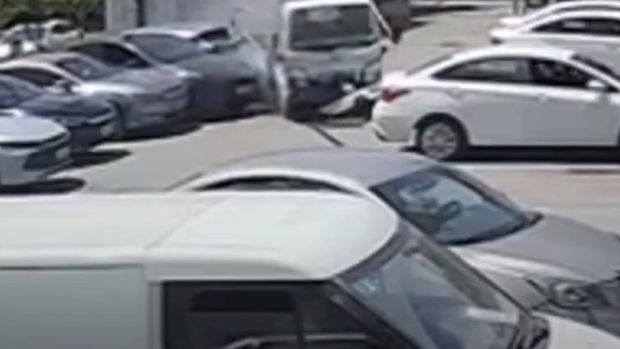 Chófer colisiona contra siete autos en China
