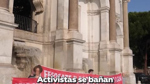 Activistas se bañan en fuente romana en rechazo de la guerra en Gaza