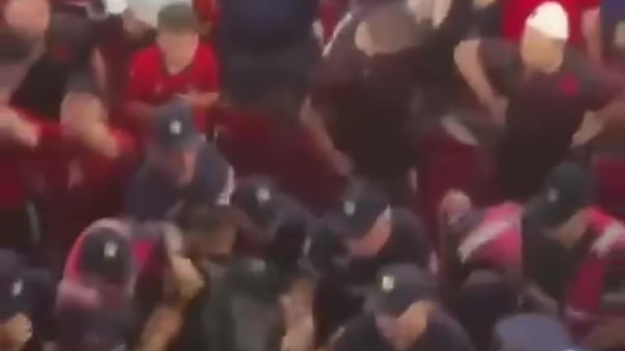 Policia nxjerr dhunshëm nga stadiumi tifozin me simbolet e UKÇ, Berisha: As në Beograd nuk ndodh