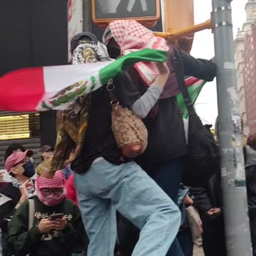 "La migra, la policía, la misma porquería" "ICE fuera de Nueva York"