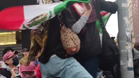 "La migra, la policía, la misma porquería" "ICE fuera de Nueva York"