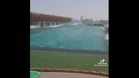 What a 7.7 earthquake looks like poolside