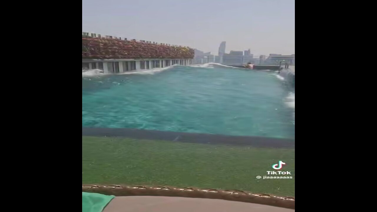 What a 7.7 earthquake looks like poolside