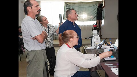Análisis al microscopio de vacunas (Dengue, Influenza) y Suero fisiológico ante escribano público.