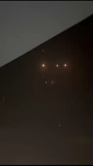 Huge Iranian missile strike on central Israel.