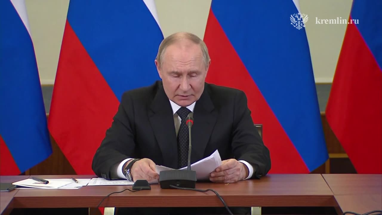 Президент проводит совещание о стратегии развития подводных сил Военно-Морского Флота