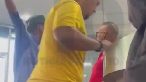 Joven en el Banreservas