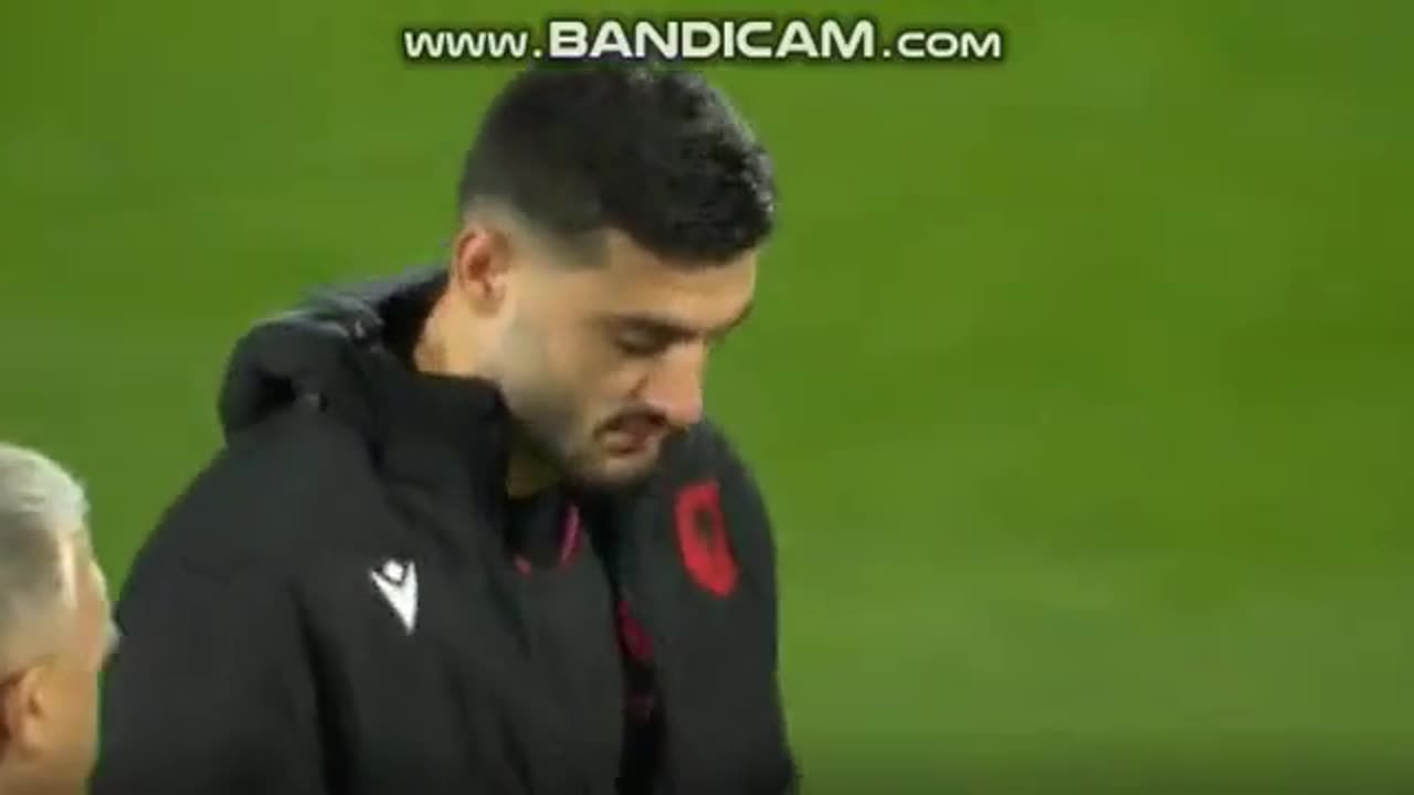 Broja shpërthen në lot. Ç'po ndodh me sulmuesin?