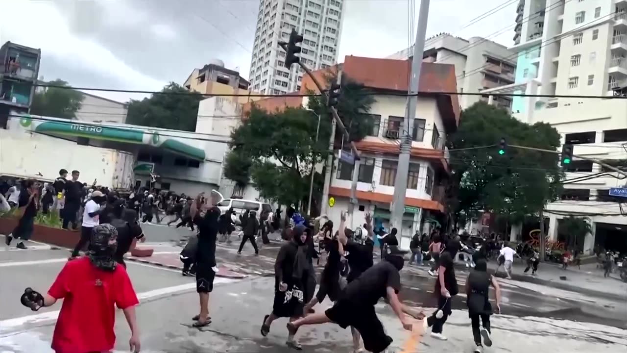 Protesters clash with Manila police during anti-corruption rally