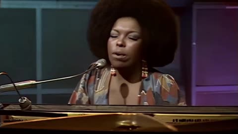 Sunday and Sister Jones - Roberta Flack (live)