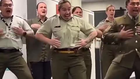 Essa performance visa assustar o oponente e se impor psicologicamente perante o inimigo.