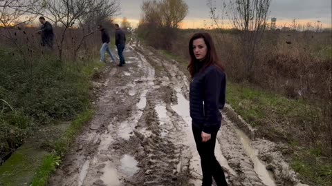 Rrugët deri në gju me baltë, Hoti: Kjo është pasoja e mos ekzistencës së Bashkisë