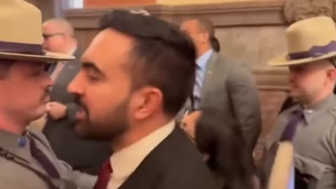 Mamdani nói chuyện rất nhẹ nhàng, trí thức, nụ cười luôn nở như hoa trên môi.?