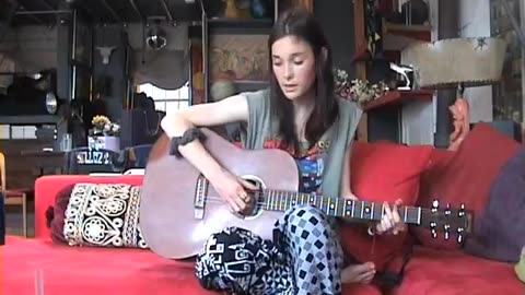 Lisa Mitchell performing Coin Laundry (2009)