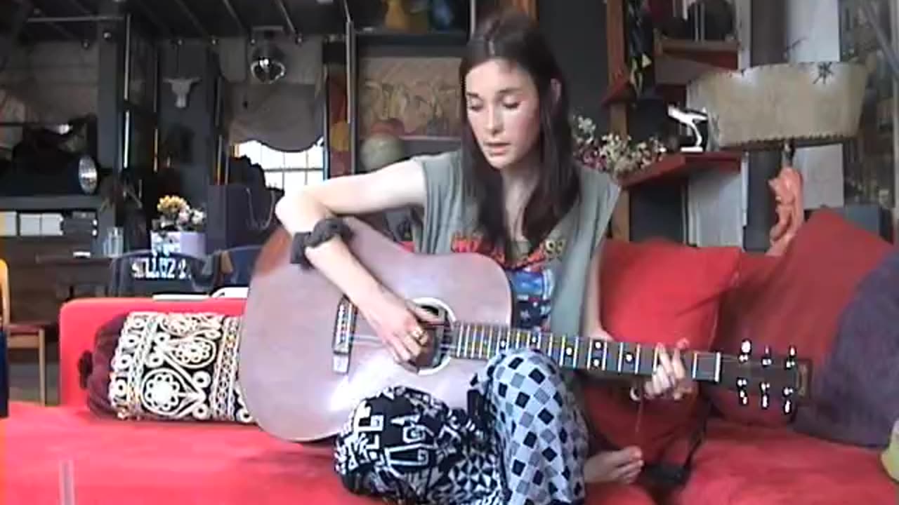 Lisa Mitchell performing Coin Laundry (2009)