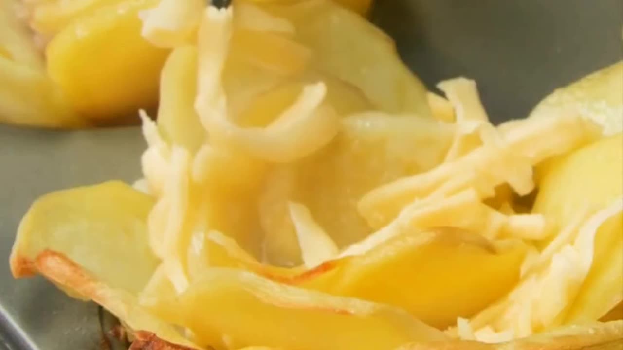 Bake flowery potato with cheese for snacks