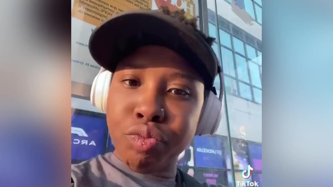 This person needs to be made famous, she goes by Estoy Dokusei — at least on Instagram