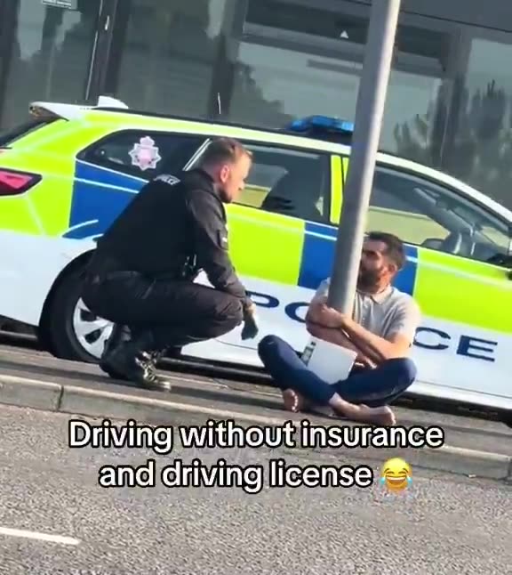Driving without insurance and driving license Is the policeman negotiating with him