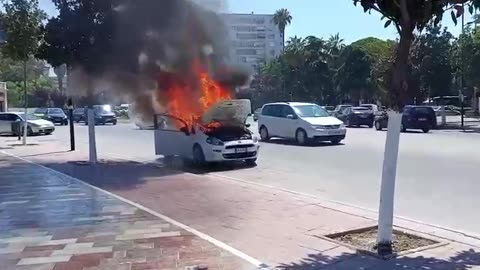 VIDEO/ Një automjet shpërthen në flakë, në qendër të qytetit Fier