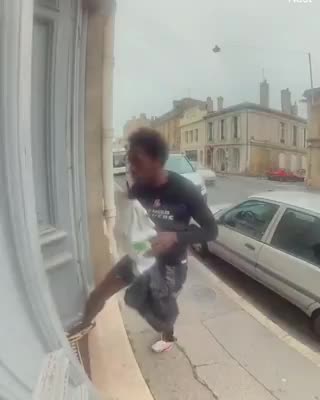 欧州。移民に襲われる母子